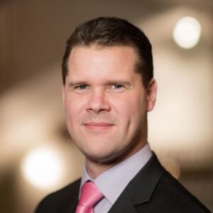 Björn Karlsson Marketing Manager Influencer Sweden i kostym med rosa slips